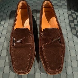 Tod’s chocolate brown suede drivers/loafers. Women’s 40.5 in good condition.